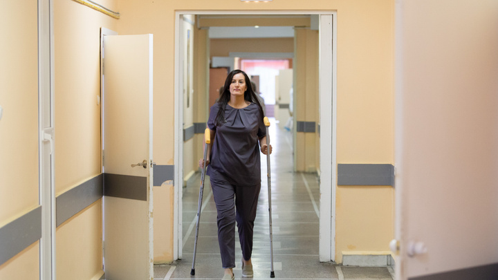 «После родов дали инвалидность»: команда врачей Леонида Полляка вернула челябинке возможность ходить