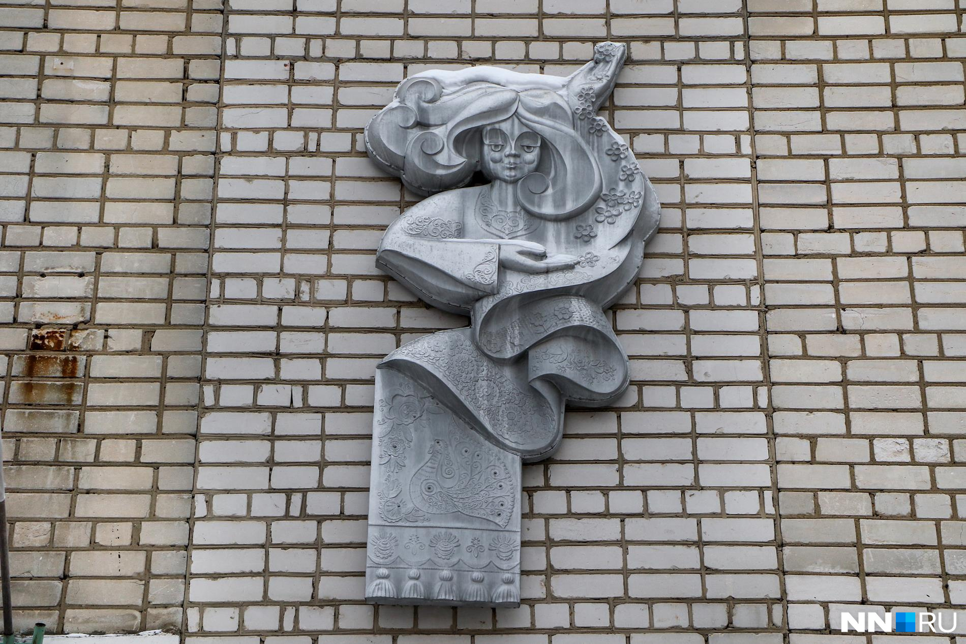 Еще одно творение Галибина украшает здание швейной фабрики еще с советских времен 