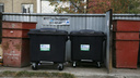 На колёсиках и с крышкой: в челябинских дворах начали ставить новые мусорные контейнеры