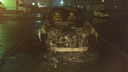 Во дворах на Титова вспыхнул автомобиль: машина выгорела полностью