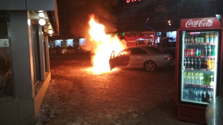 В Уфе сняли на видео, как горит люксовый Mercedes