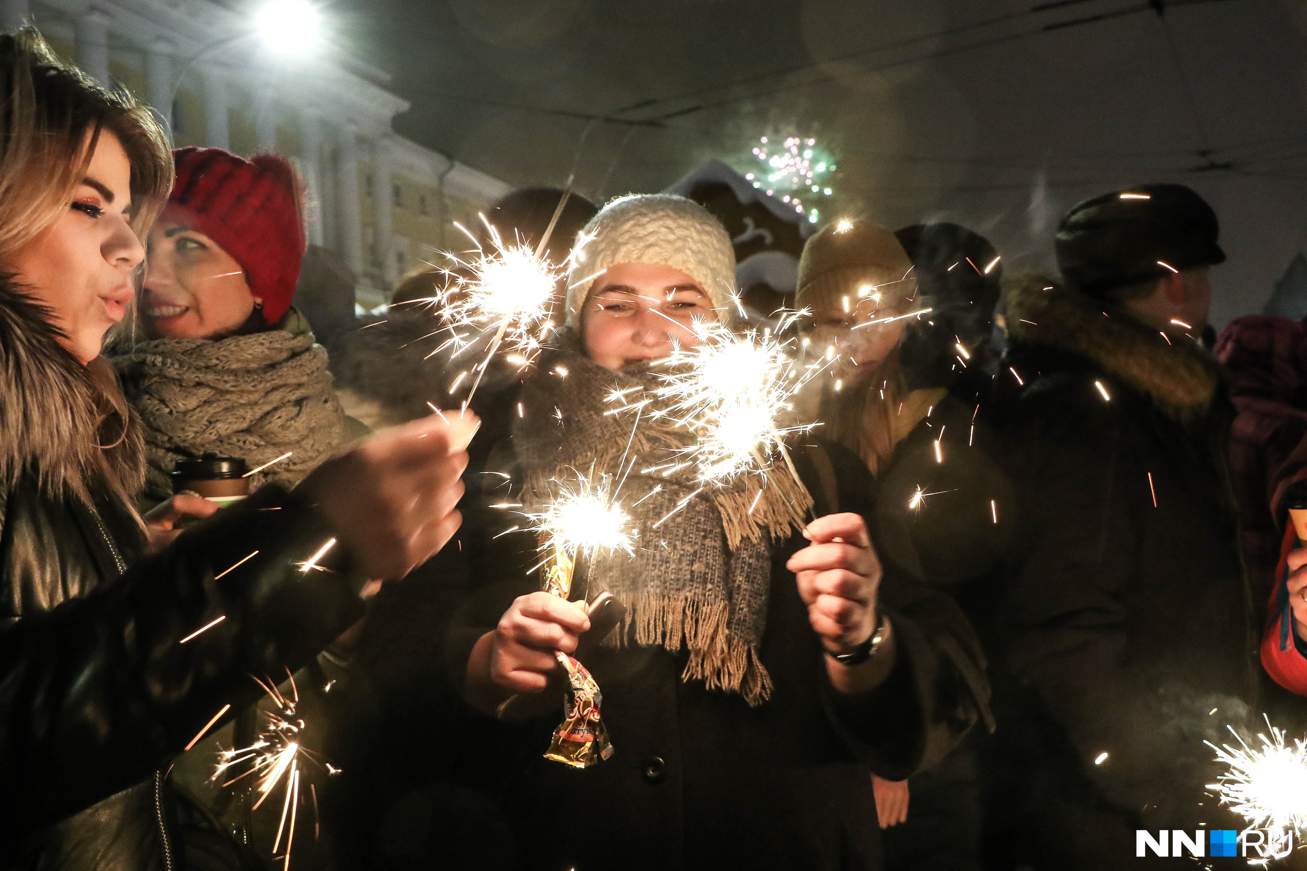 Новогодняя ночь праздник. Празднование нового года. Празднование нового года в России. Новогодняя ночь Нижний Новгород. Гуляние в новогоднюю ночь.