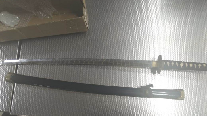 В Кольцово таможенники изъяли у женщины японский меч, который она привезла из Греции