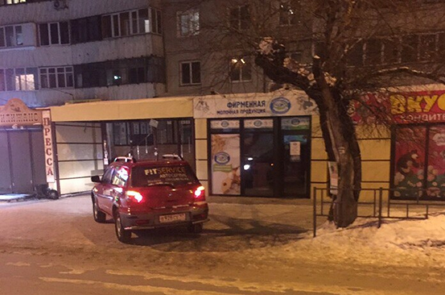 Пешеход омск. Паркуются на тротуаре Воронежский политехнический техникум.