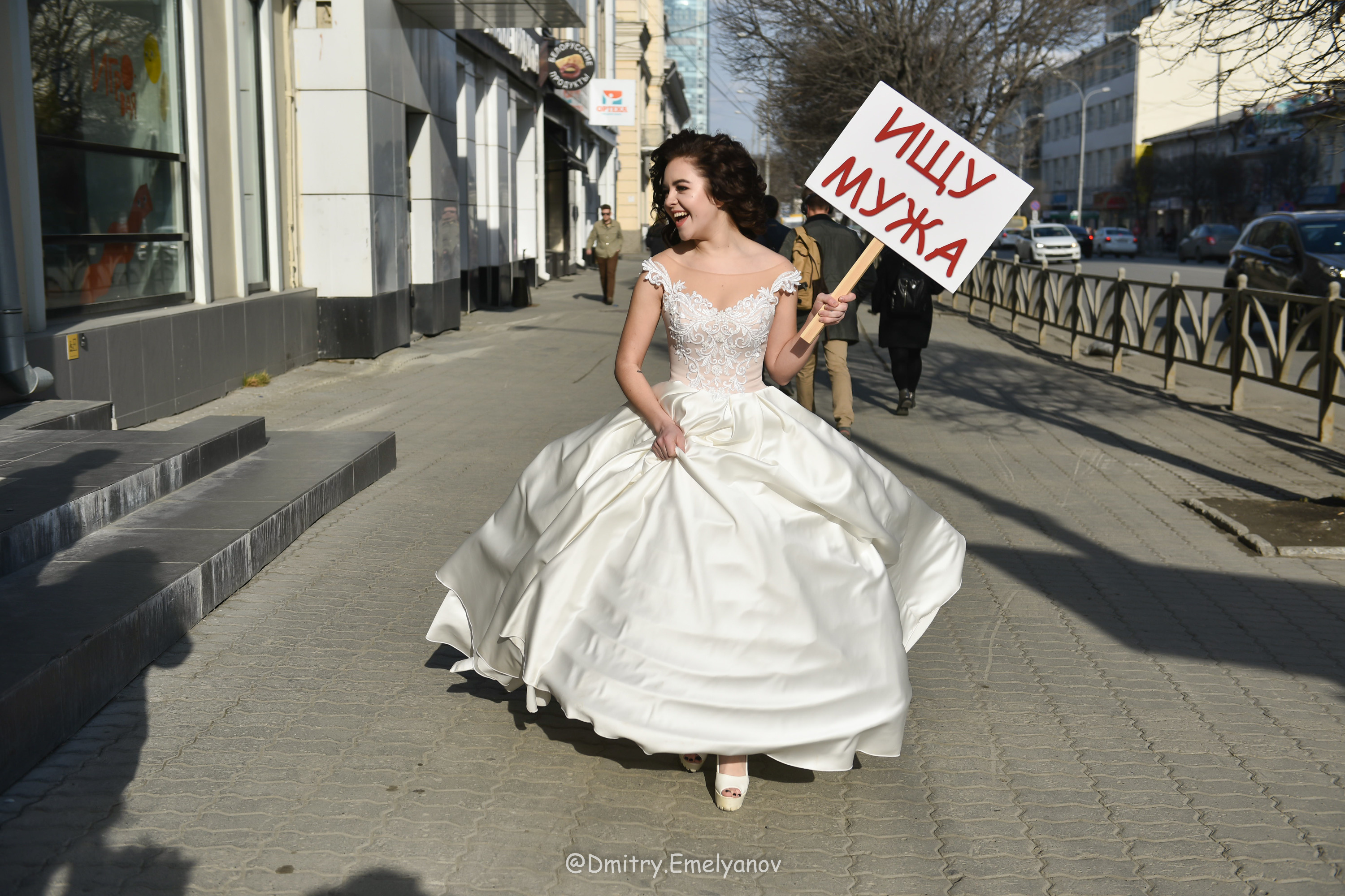 Замуж зовут девушку. Ищу мужа картинки. Прикольное фото ищу мужа. Фотосессия с картоном ищу мужа.