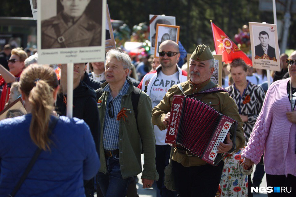 На шествие некоторые участники надели военную форму, также важным атрибутом была георгиевская ленточка