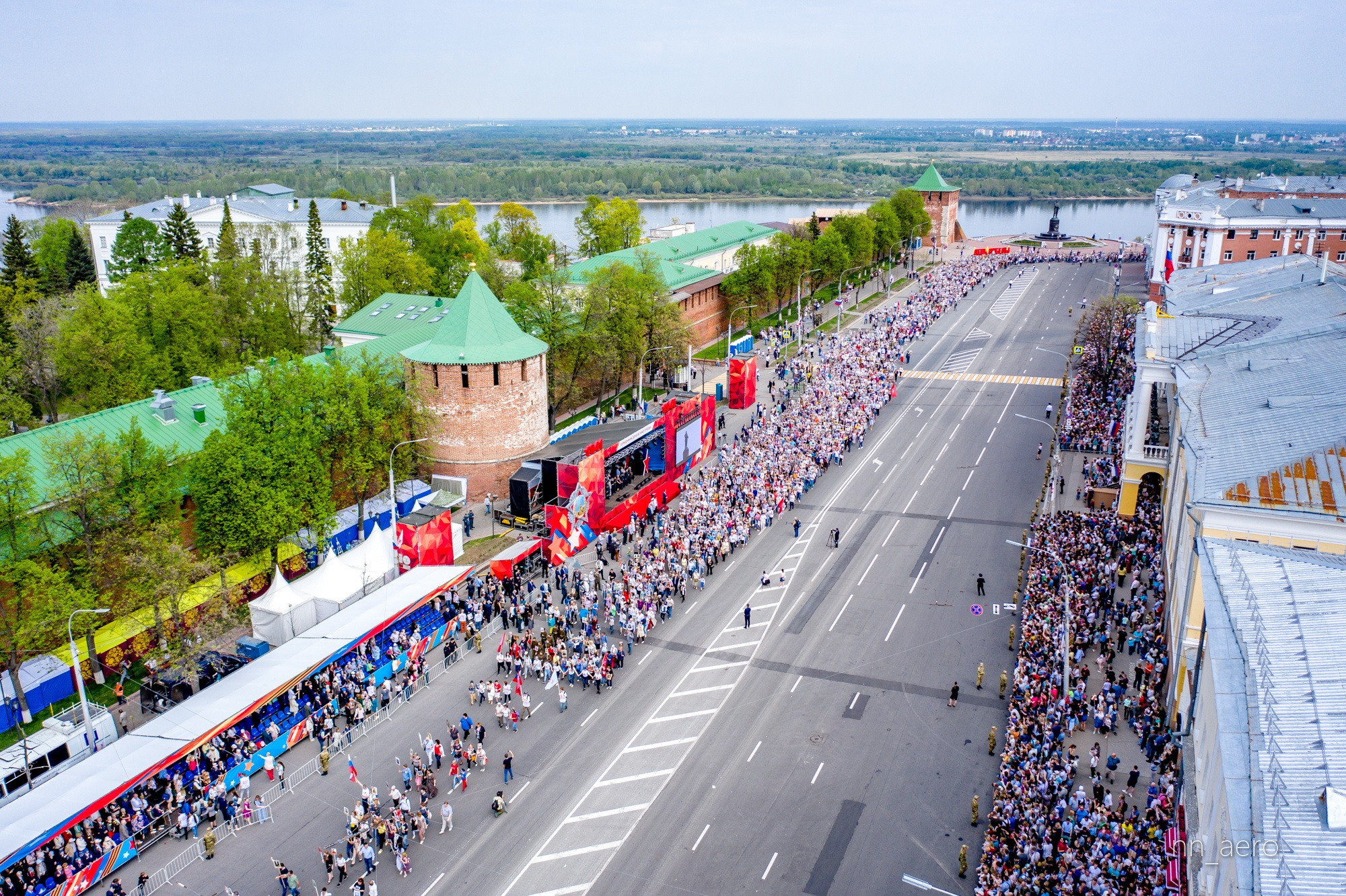 Люди новгорода. Бессмертный полк Нижний Новгород. Бессмертный полк Нижний Новгород 2019. Бессмертный полк Нижний Новгород Кремль. Нижний Новгород люди.