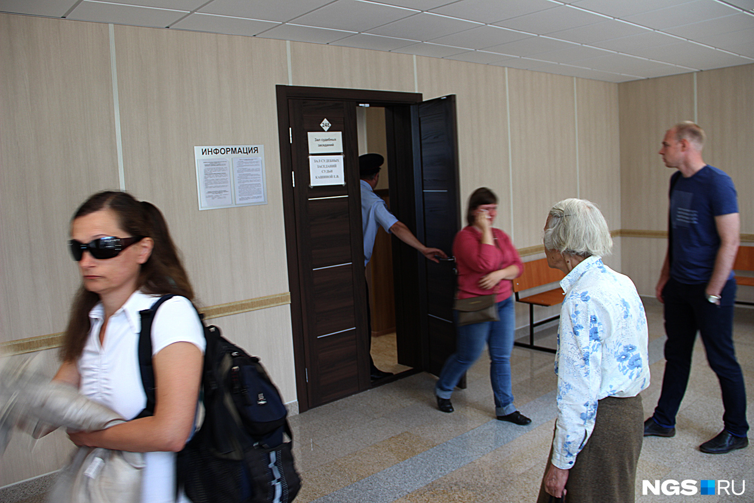 Супруга Александра Филиппова Ирина (в красном) в слезах выходит из зала суда 