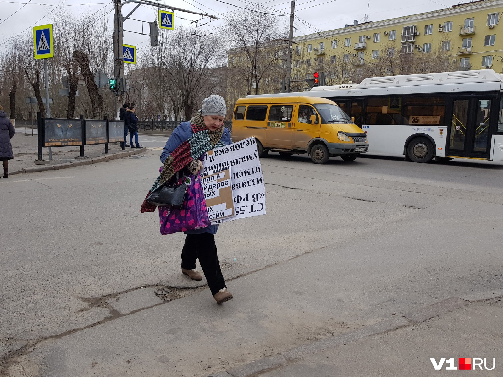 Опаздывающие на митинг спешат с плакатами в руках, но переходят только на разрешающий сигнал светофора Опаздывающие на митинг спешат с плакатами в руках, но переходят только на разрешающий сигнал светофора