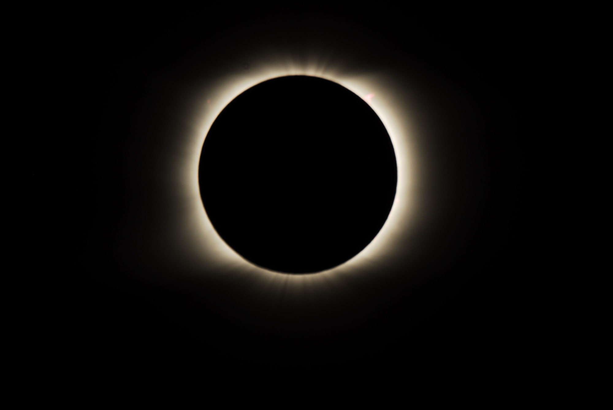 Съемка «Веги» солнечного затмения 2008 года, если присмотреться, на час дня видно протуберанец «Голова коня»