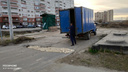 «Герой, у которого нет плаща»: ярославец заделал огромную яму на дороге кирпичами