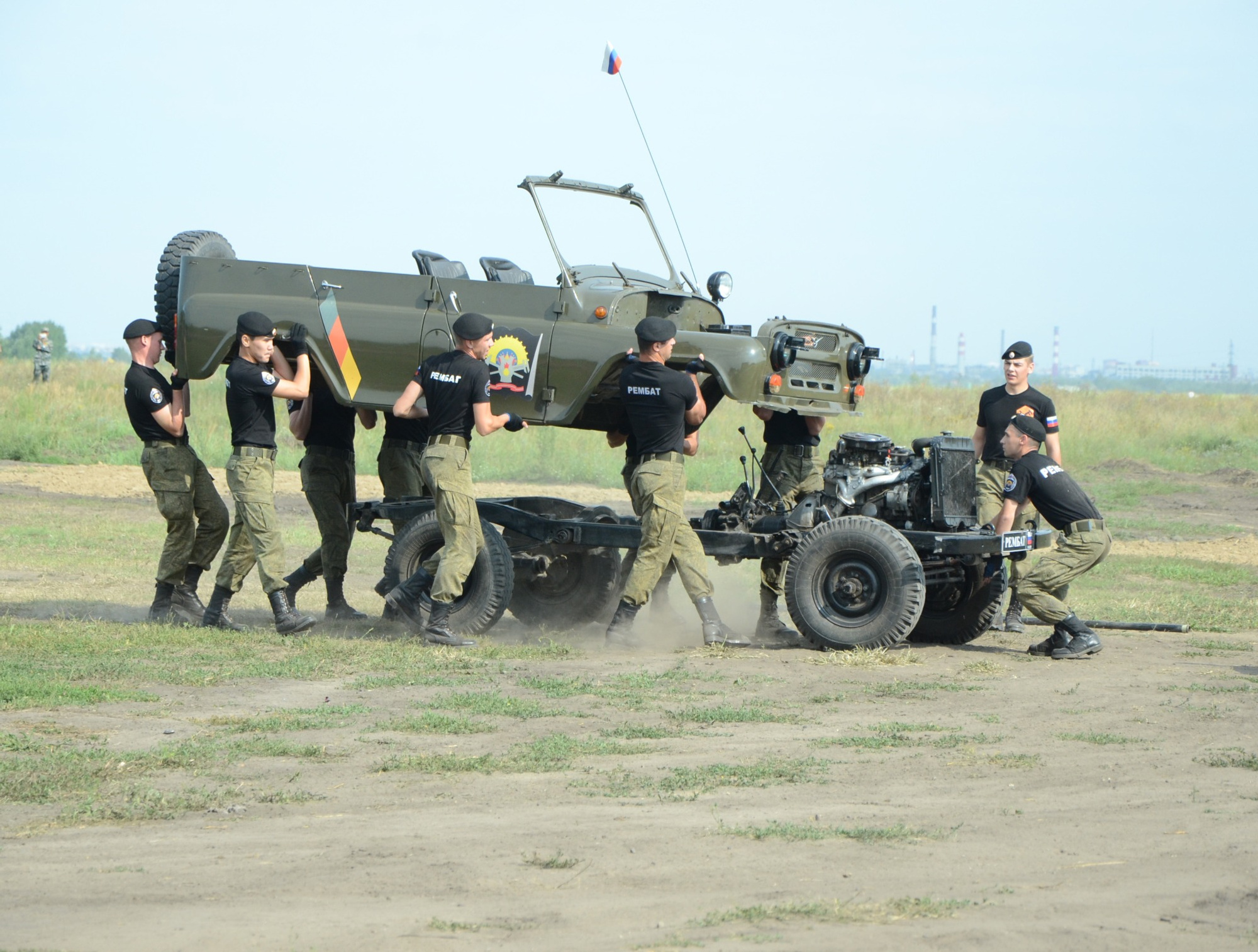 Военные на скорость собирают УАЗ. Фото omskportal.ru