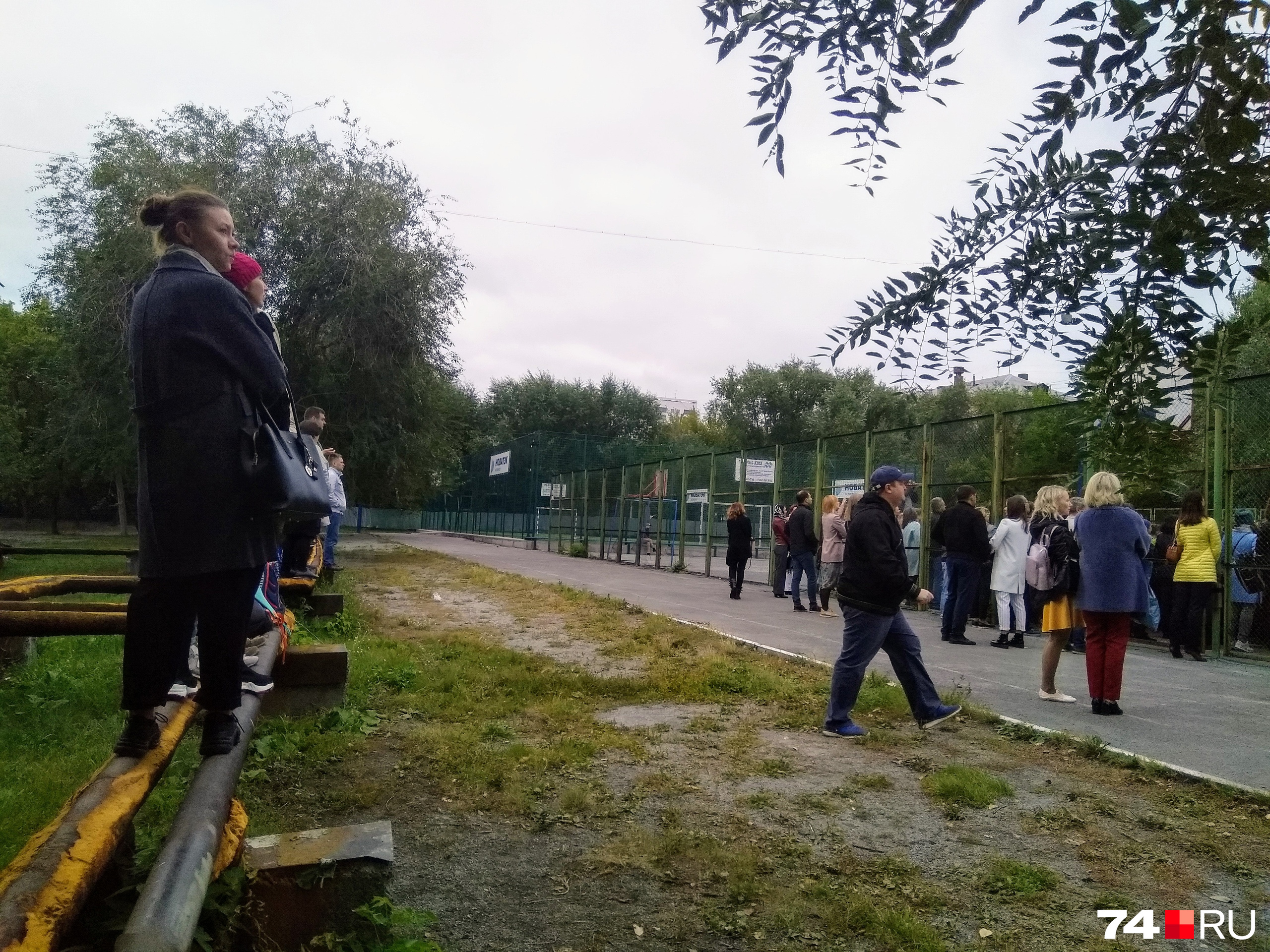 На спортплощадке места хватило не всем родителям На спортплощадке места хватило не всем родителям