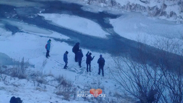 Дети устроили опасные игры на едва покрывшейся льдом Каче