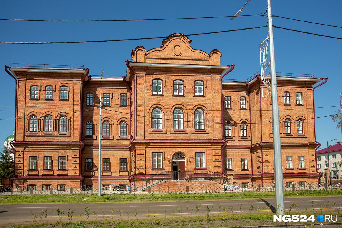 Бывшая мужская гимназия на улице Ленина 