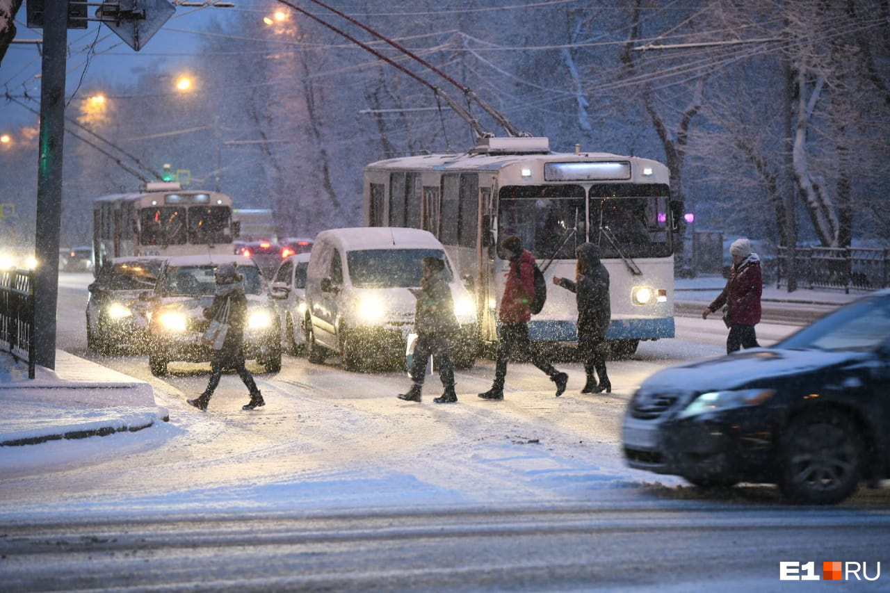 Погода екатеринбург вчера. Екатеринбург засыпало снегом. Погода в Екатеринбурге вчера. Екатеринбург вчера и сегодня.