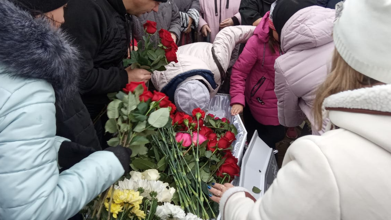 Гроб завалили цветами: в Каменске-Уральском похоронили Ксению Каторгину, убитую из-за Audi
