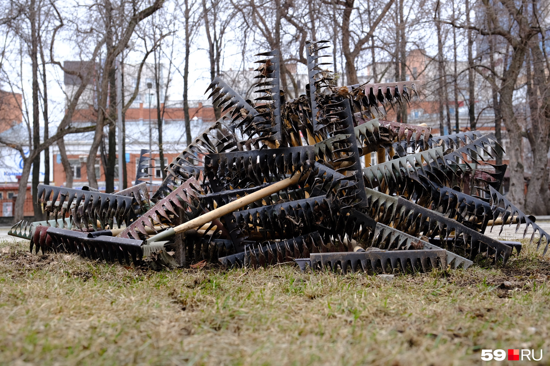 Это вовсе не арт-объект, а грабли, которые использовали в сквере Уральских добровольцев