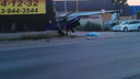 Новосибирец на «Жигулях» врезался в бетонный блок и умер до приезда «скорой»