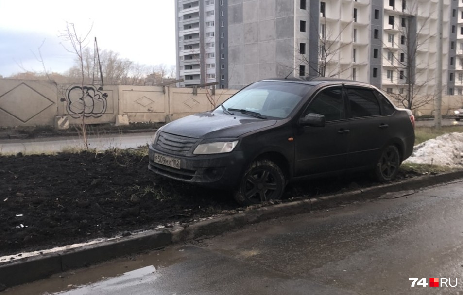 Эта Granta встала на только что вскопанный газон. Водитель явно готовился: автомобиль выглядит лифтованным Эта Granta встала на только что вскопанный газон. Водитель явно готовился: автомобиль выглядит лифтованным