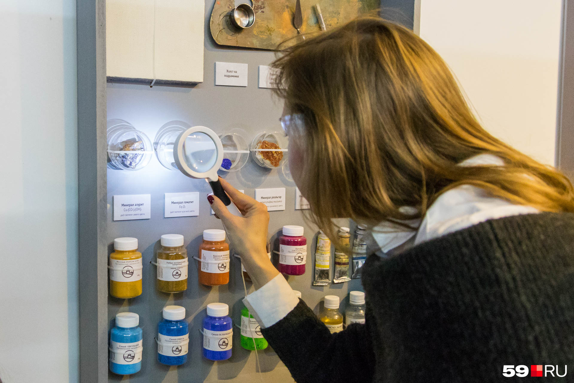 На стенде галереи можно узнать о химии превращения минерала в краску
