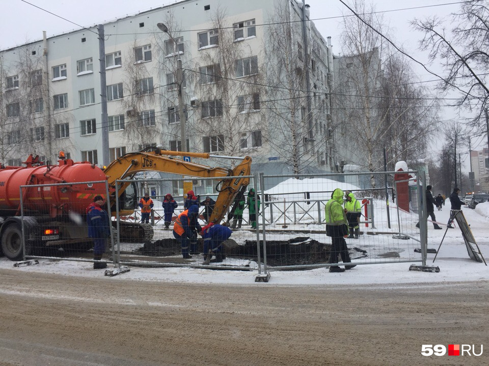Участок провала сейчас огородили Участок провала сейчас огородили