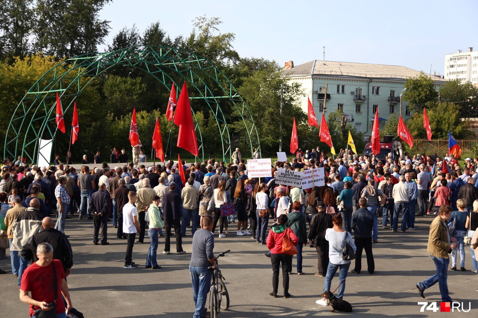 В сквере около ДК «Колющенко» собралось около шестисот человек