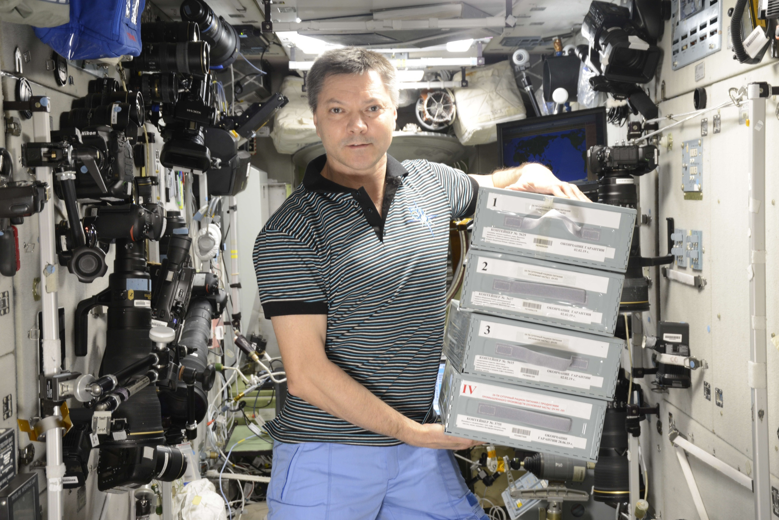 Каждые 16 дней космонавты открывают новые 4 железные коробки<br>
