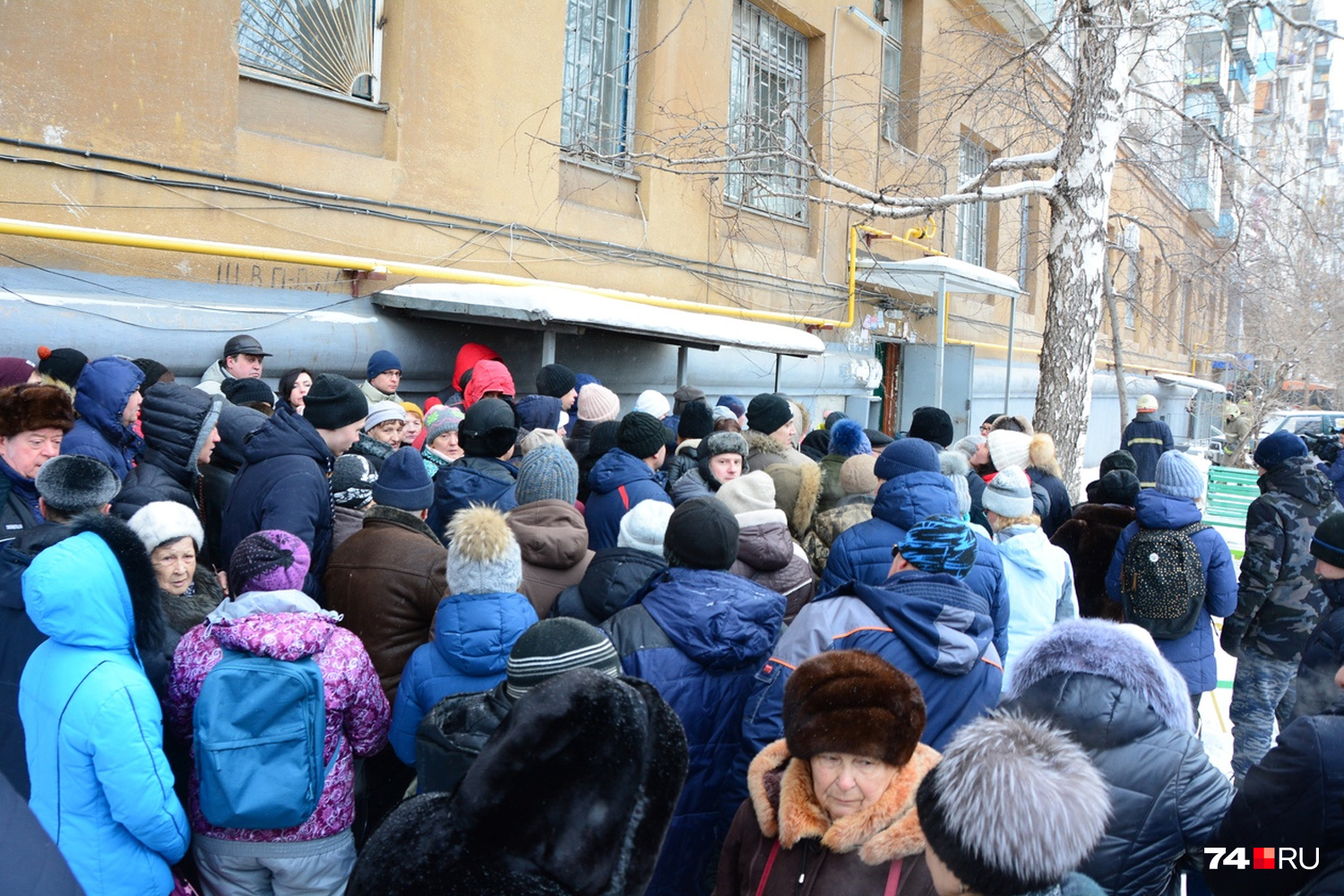 Жильцам пострадавшего дома пришлось отстоять очередь, чтобы пройти в опасную зону Жильцам пострадавшего дома пришлось отстоять очередь, чтобы пройти в опасную зону