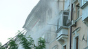 В сгоревшем в центре Ростова доме убрали часть крыши и дали свет в квартиры
