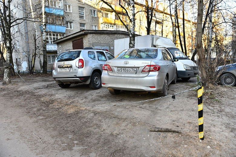 В Ярославской области выросли штрафы за повторную парковку на газонах 
