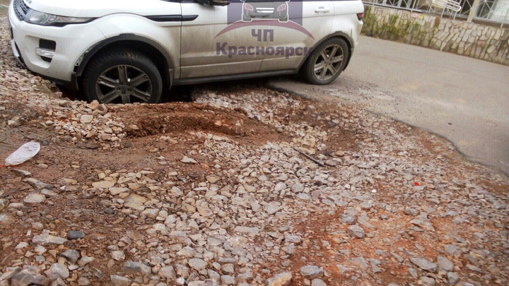 На «Взлётке» Range Rover застрял в яме на парковке
