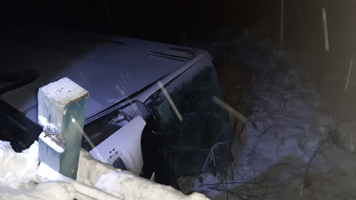 Автобус с вахтовиками рухнул с моста под Лесосибирском
