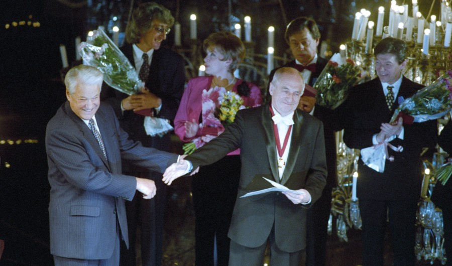 Награждение Б.Н. Ельциным коллектива Московского театра «Ленком». 17 сентября 1997 года