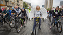 Дайте дорогу: сотни новосибирцев поехали на велосипедах по перекрытым улицам