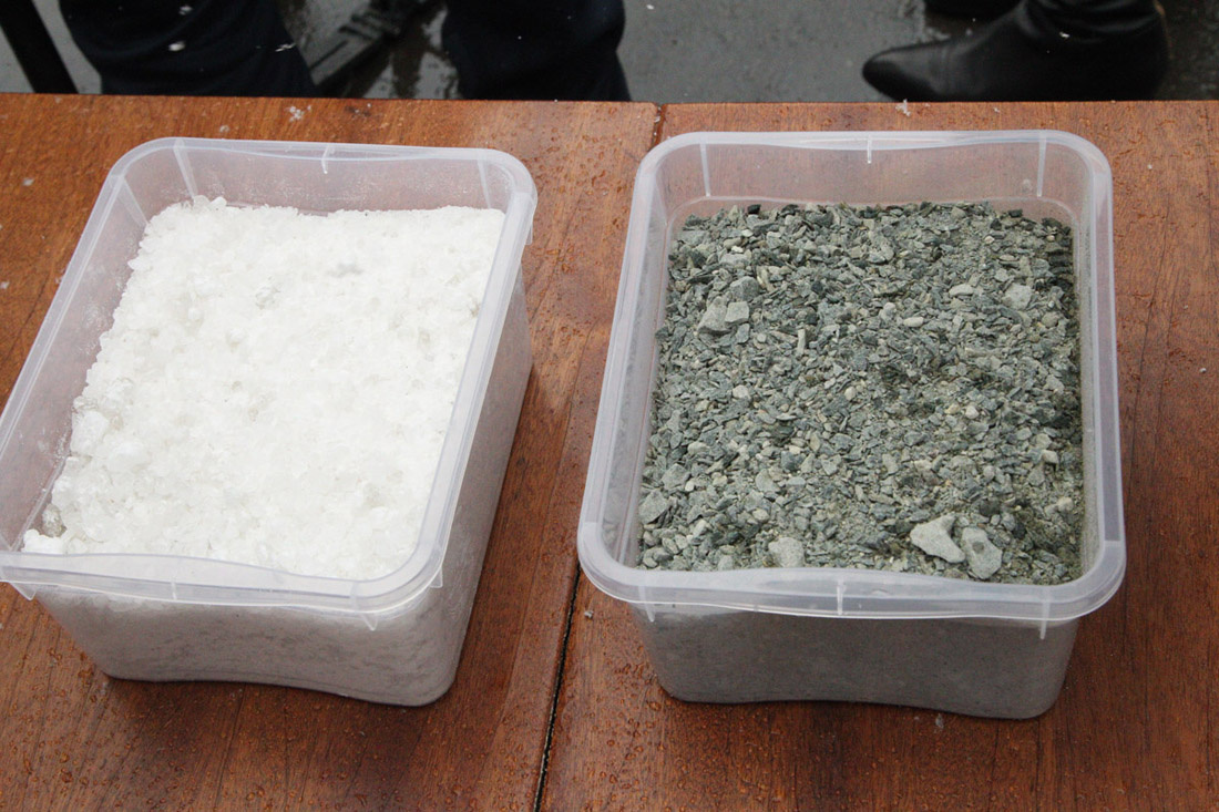 Два антигололёдных состава, которые в основном применяют в Челябинске: соль и каменная крошка