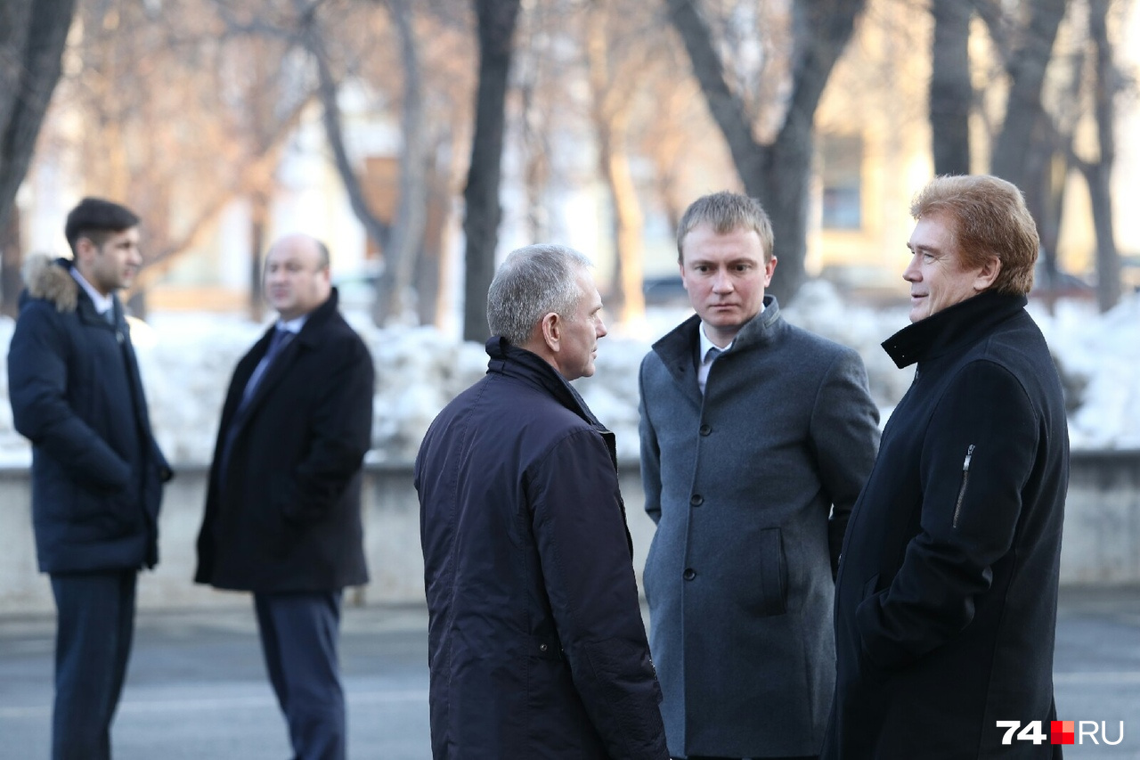 Команда городских чиновников (глава Челябинска Владимир Елистратов — справа) отправилась в поездку вместе с журналистами. На памяти многих работников СМИ это впервые за много-много лет Команда городских чиновников (глава Челябинска Владимир Елистратов — справа) отправилась в поездку вместе с журналистами. На памяти многих работников СМИ это впервые за много-много лет