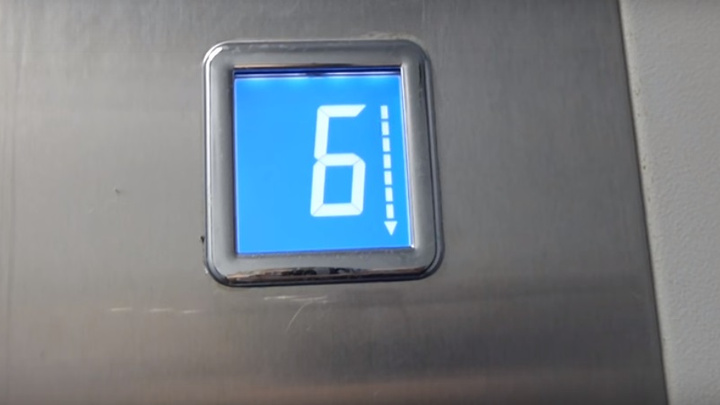 Лифт с людьми сорвался с шестого этажа в доме на улице Усилова