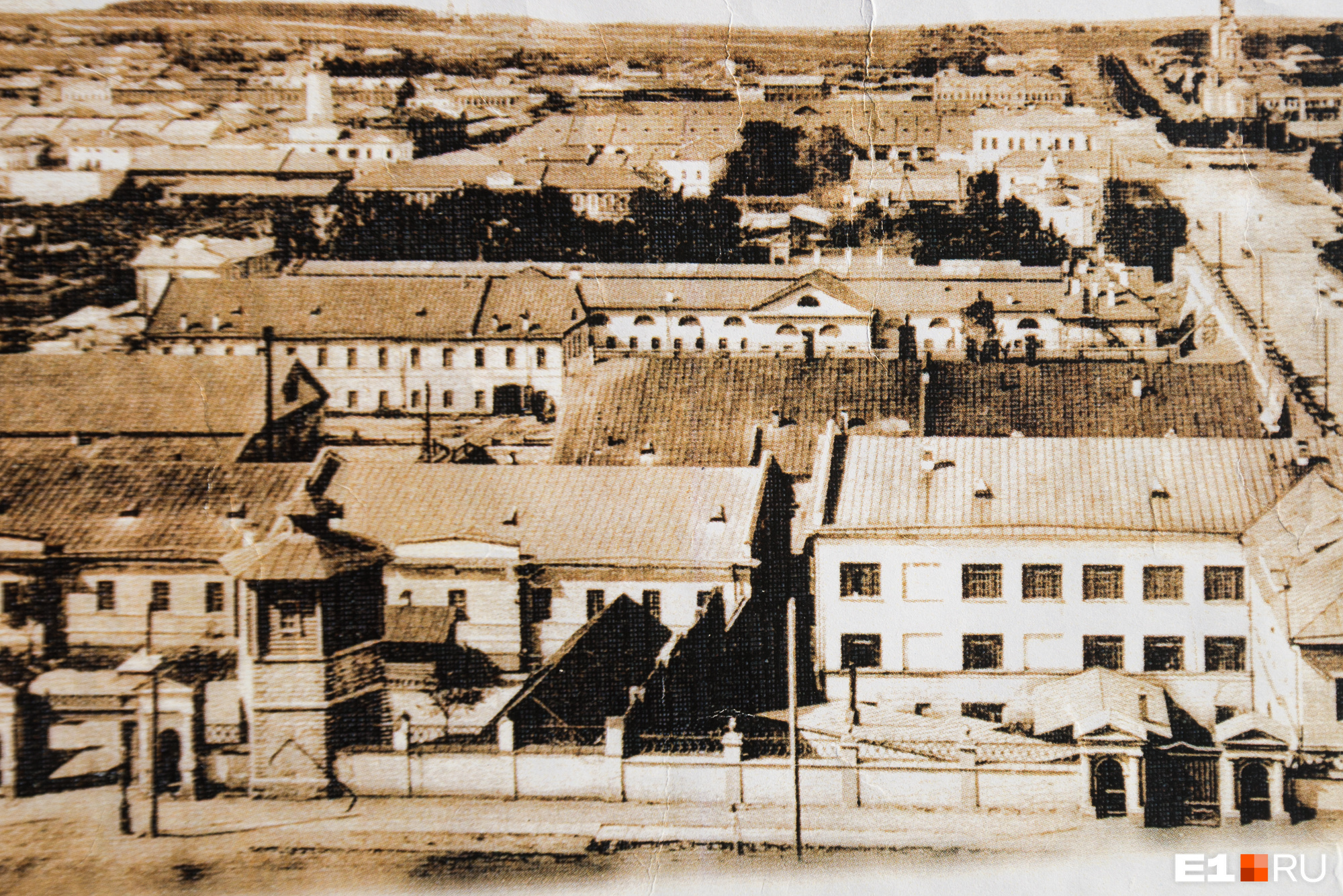 Вид на железнодорожные мастерские (бывший Екатеринбургский монетный двор) и камнерезную фабрику