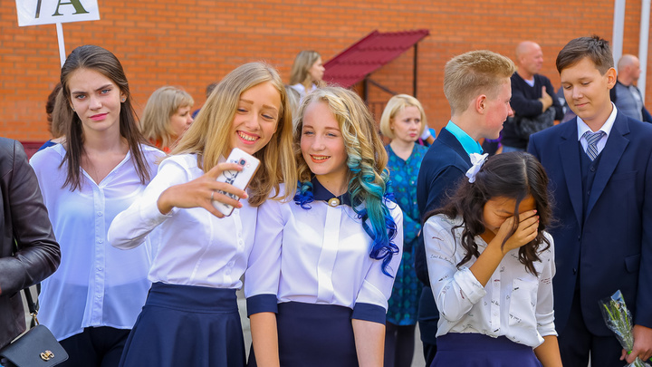 «Решают в школе, и прецеденты есть»: как в школах Красноярска отнеслись к идее запретов на телефоны