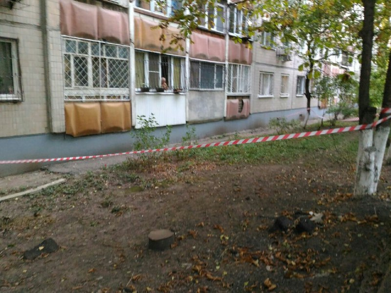 Ростовчанин огородил лентой место, куда может упасть другая плита