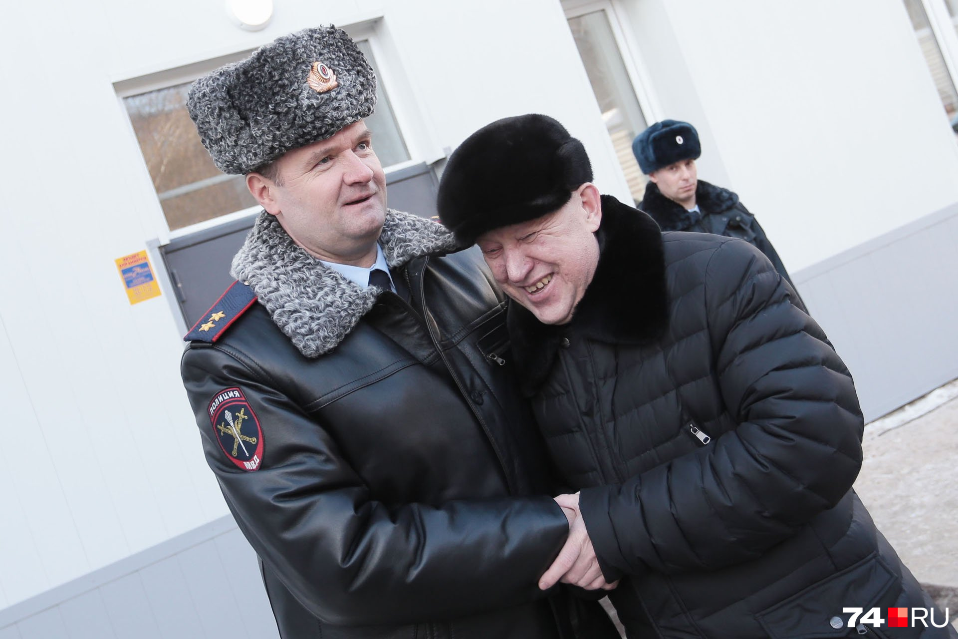 Коллеги очень ценили Евгения Николаевича за его дипломатичность. Не каждый может так, по-свойски, приобнять генерала Коллеги очень ценили Евгения Николаевича за его дипломатичность. Не каждый может так, по-свойски, приобнять генерала