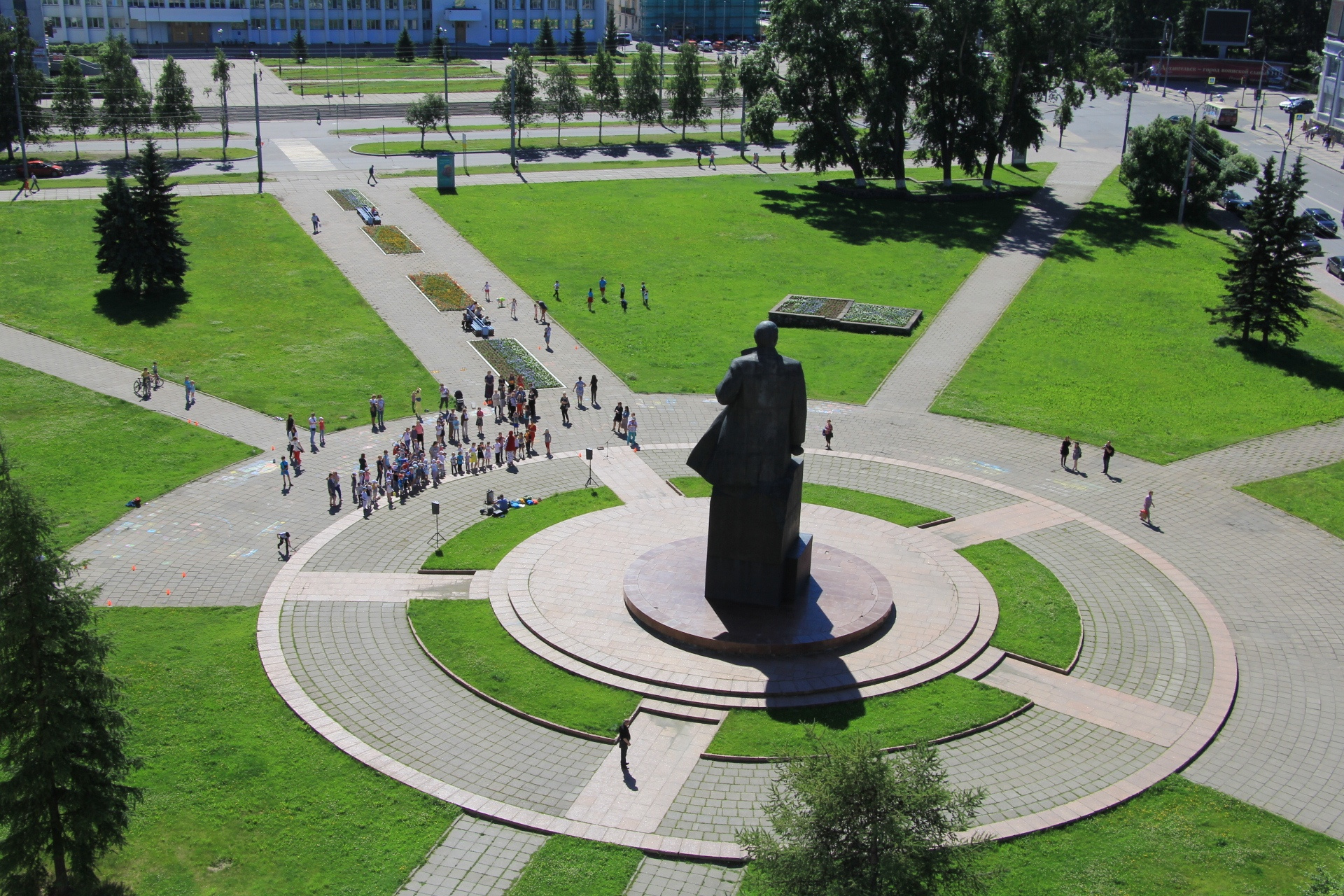 На площади Ленина проходит игровая программа «Я рисую этот мир»