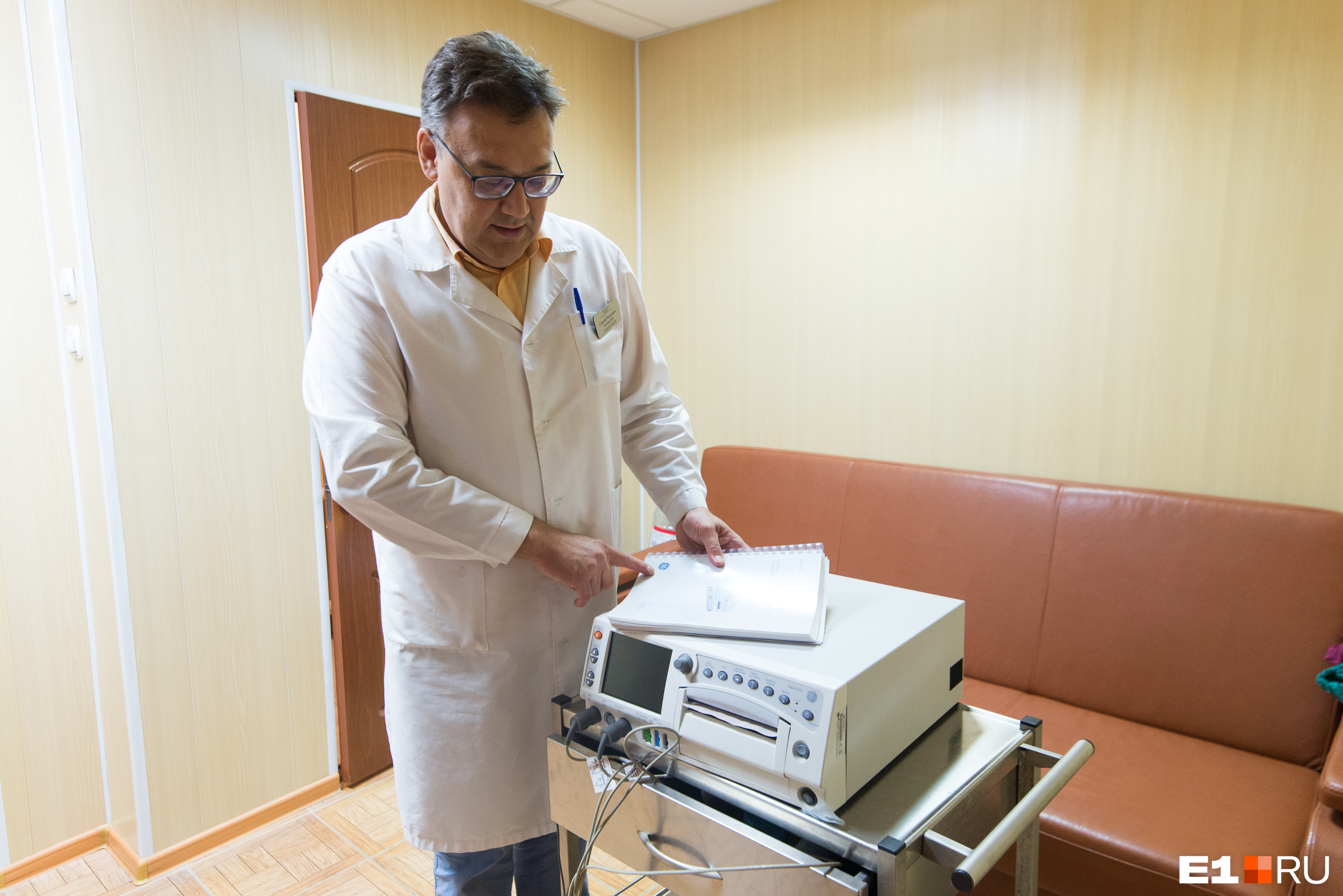Заместитель главного врача больницы № 14 Сергей Беломестнов показывает новый монитор. С его помощью можно делать электрокардиограмму младенцам и сразу диагностировать возможные проблемы с сердцем