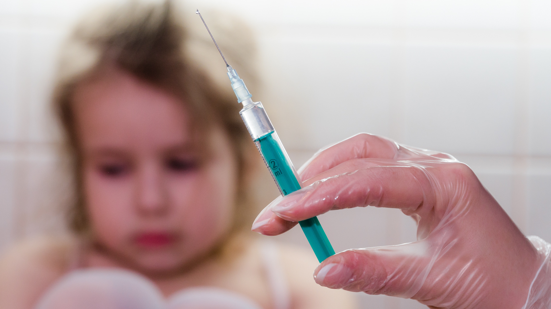 «Подвергать ребенка риску — это безумие». Колонка пермского эпидемиолога на тему прививок