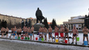 «Это не стыдно»: десятки крепких сибиряков в трусах облились водой перед памятником Ленину