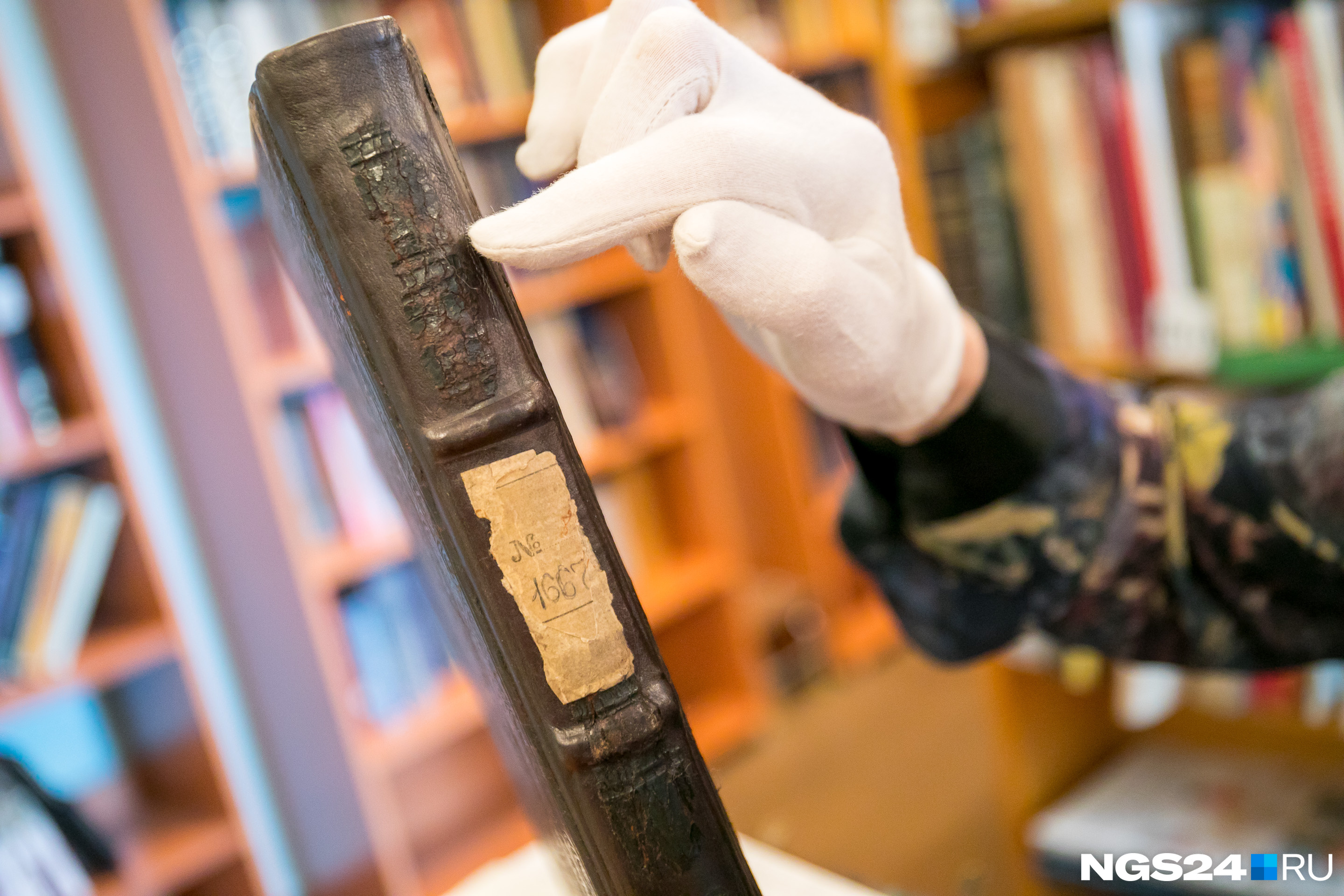 Во время реставрации починили переплет книги — по центру корешка остались кусочки старой кожи