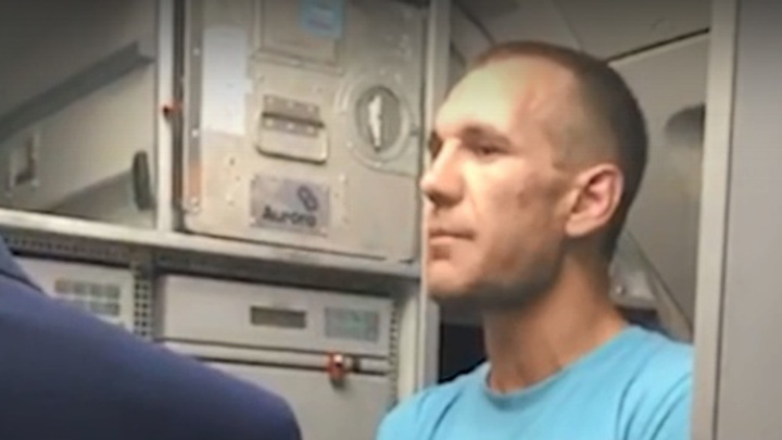 «Чего ты лыбишься?»: неадекватного пассажира сняли с рейса «Хабаровск — Красноярск»