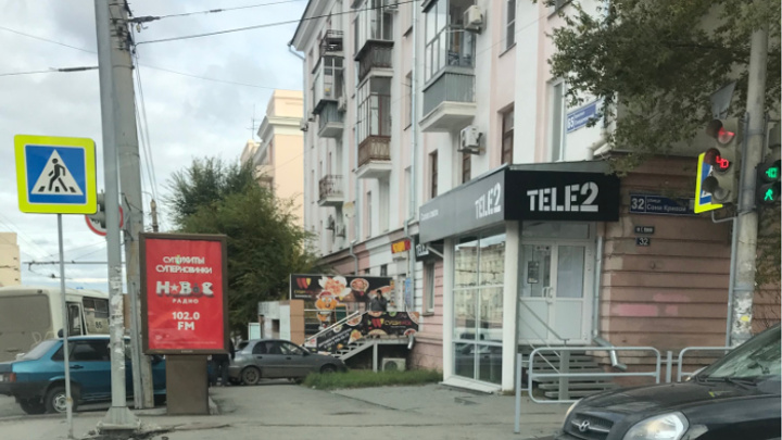 В центре Челябинска маршрутка вылетела на парковку, разбив машины и крыльцо магазина