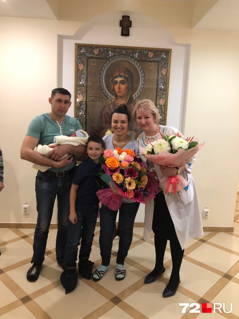 Ольга Романова с семьей, рожала в «Миромеде» в марте. Наблюдалась по беременности также в частном роддоме. Живет в Упоровском районе